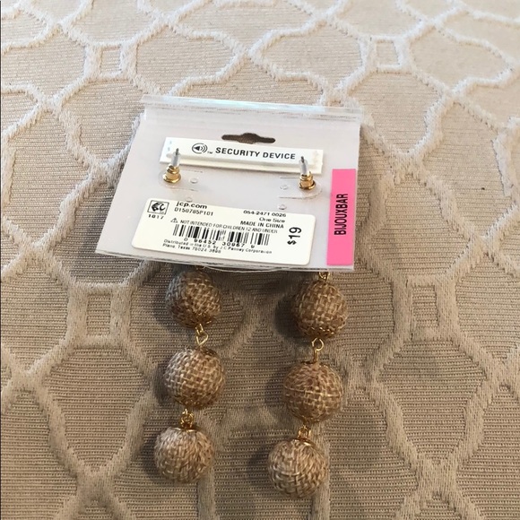 Beautiful neutral tone post drop earrings - Picture 4 of 6